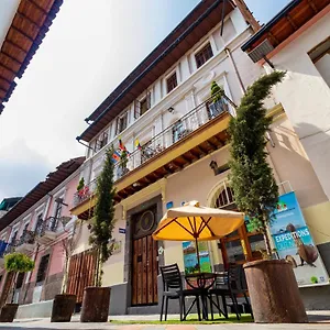 Friends & Rooftop - Historic Center & Museums Quito